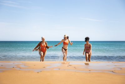 Drei Frauen haben Spaß am Strand