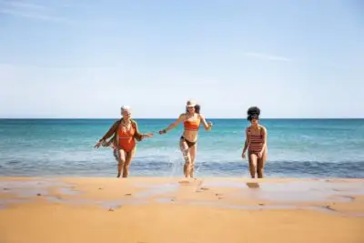 Drei Frauen haben Spaß am Strand