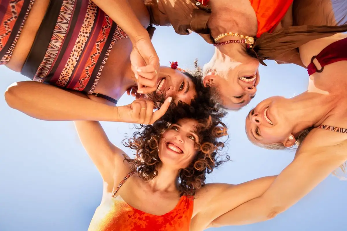 Ambassador-Programm - Vier Frauen von unten am lachen