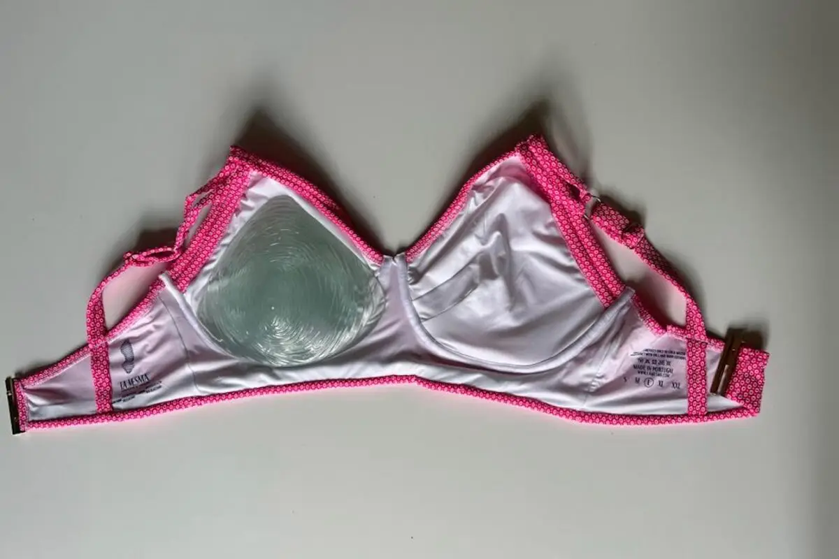 Prothesen-Bikini von LA MESMA mit und ohne Prothese