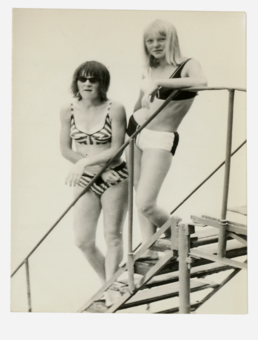Zwei Schönheiten im Schwimmbad - um 1965