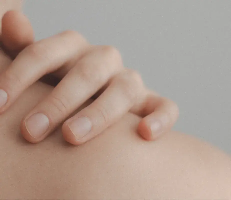 Hand auf der Schulter