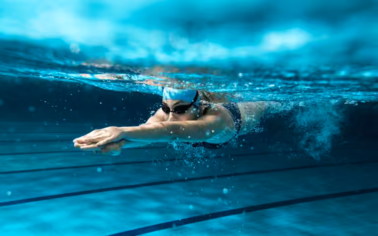 Schwimmen als Wohltat für Körper und Geist: Die heilende Kraft des Wassers nach einer Brustkrebsbehandlung