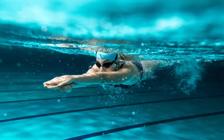 Schwimmen als Wohltat für Körper und Geist: Die heilende Kraft des Wassers nach einer Brustkrebsbehandlung