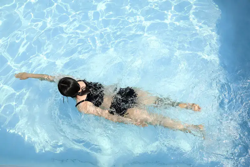 Frau beim schwimmen