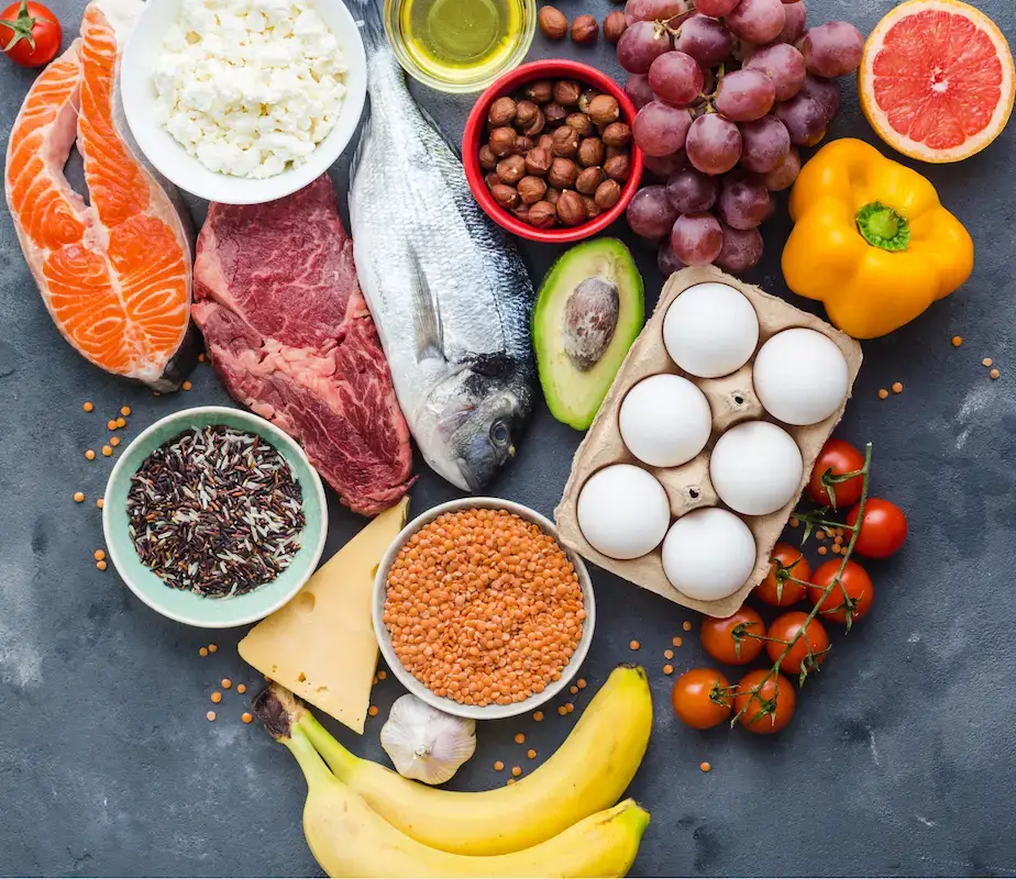 Ernährung in Form von Fisch, Eier, Tomaten, Fleisch und Hülsen