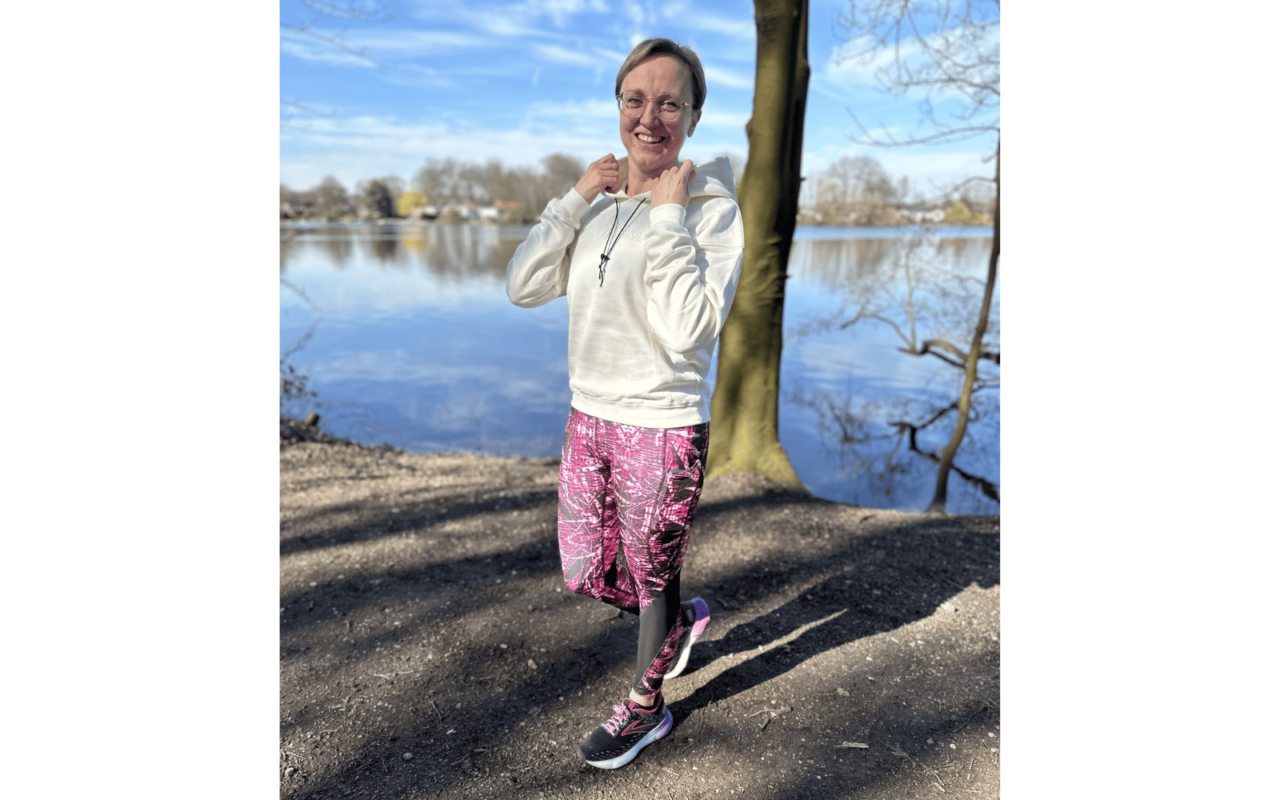 Katja Lauf mit weißen Hoodie