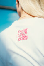 Weißes Sportshirt mit pinknem QR Code