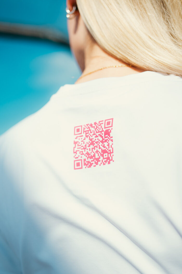Weißes Sportshirt mit pinknem QR Code