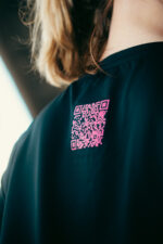 Schwarzes Shirt mit pinknem QR-Code