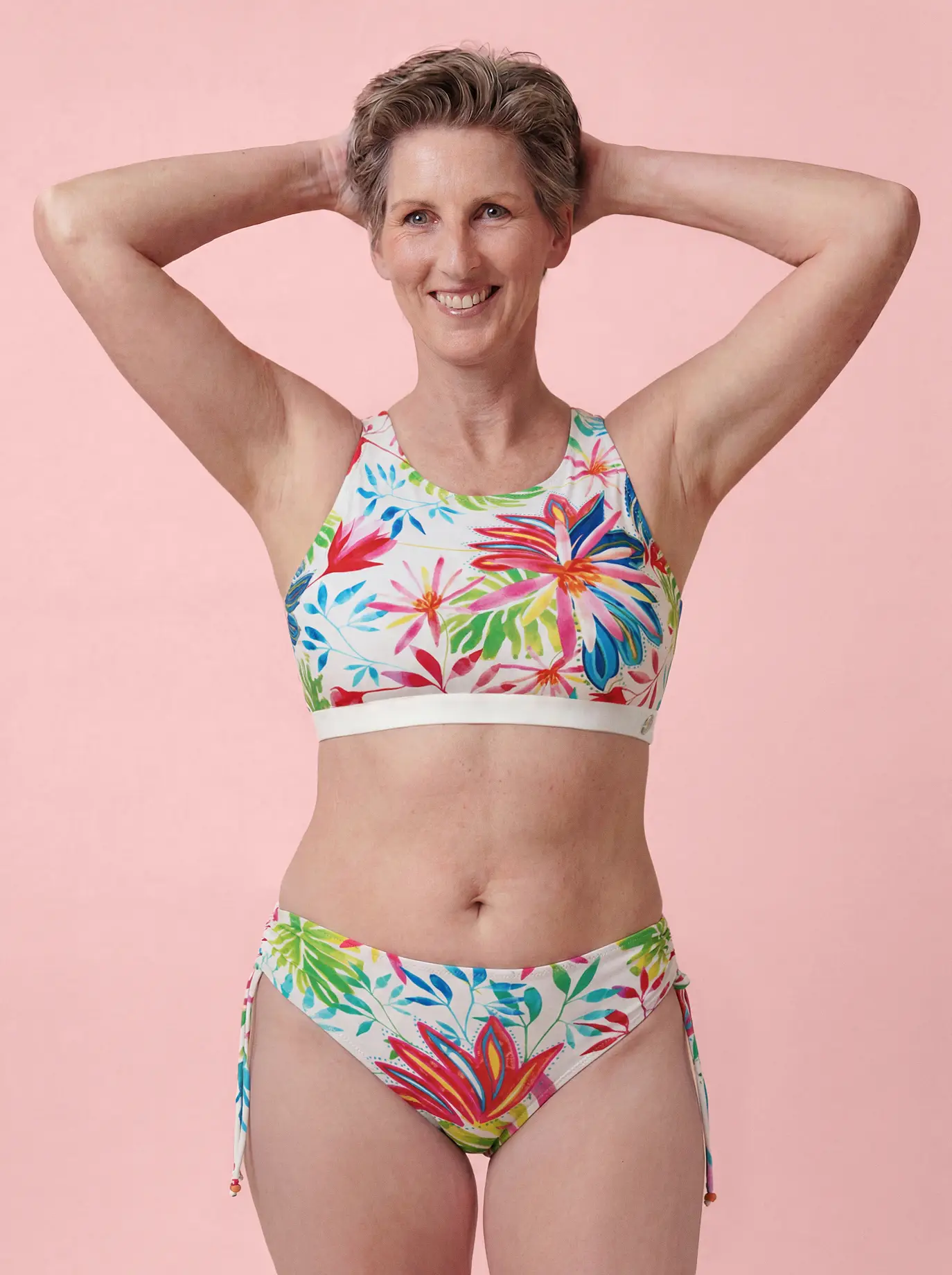 Barbara_vorne_flower_LINDA BARBARA – Flower PrintBikini-Hose – Bild 1