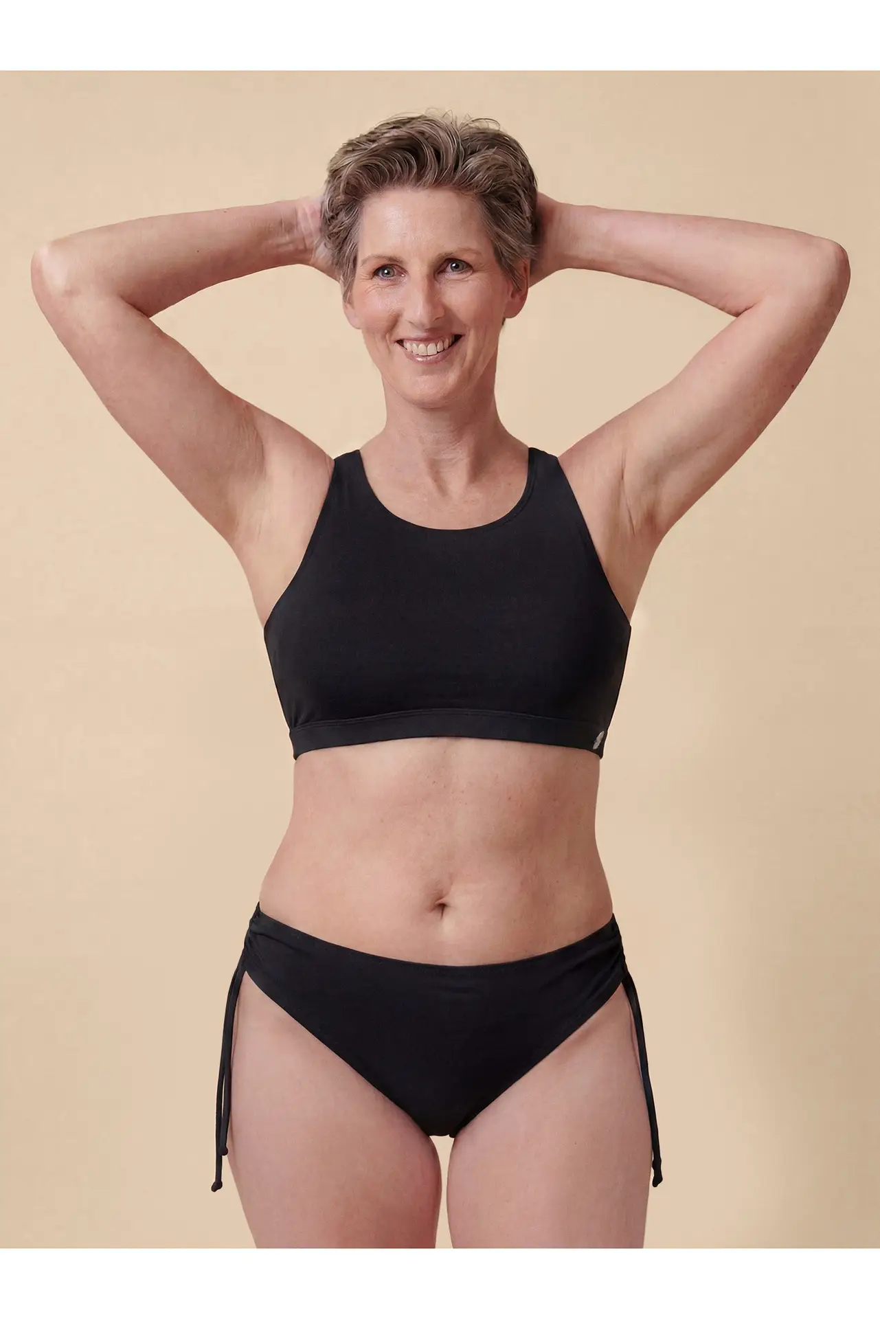 Barbara_vorne_schwarz_LINDA BARBARA – Schwarz
Bikini-Hose – Bild 1