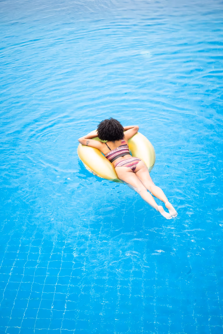 Brustprothese im Urlaub: Sicher an Strand, Pool und Therme